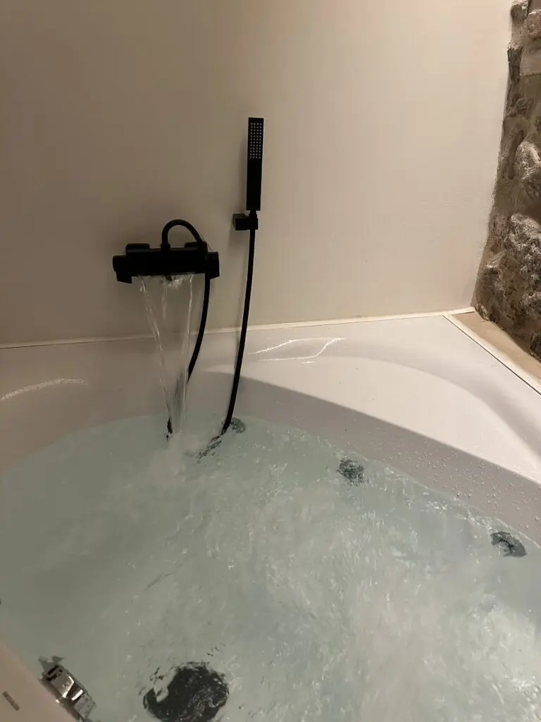 Camera e idromassaggio – Suite del Pittore