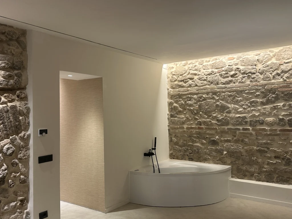 La vasca idromassaggio con la yucca e il tappeto in juta