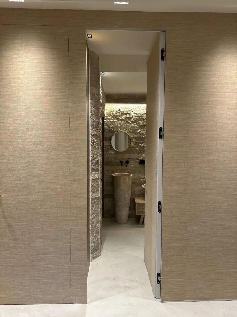 Il bagno con il lavabo a colonna