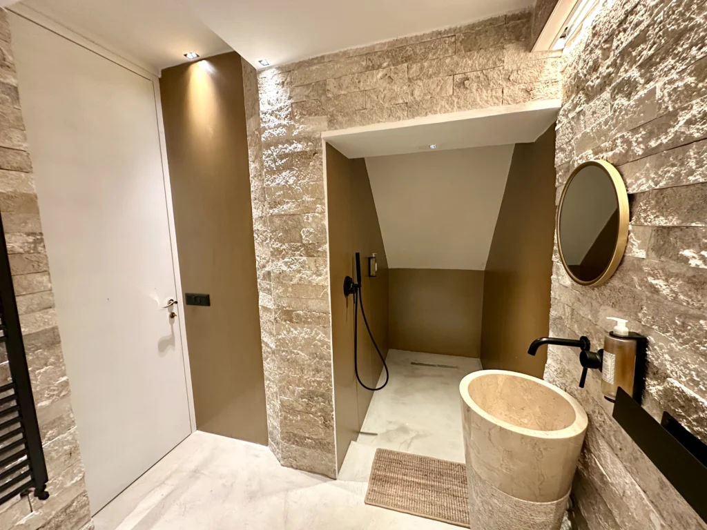 Il bagno con la doccia walk-in