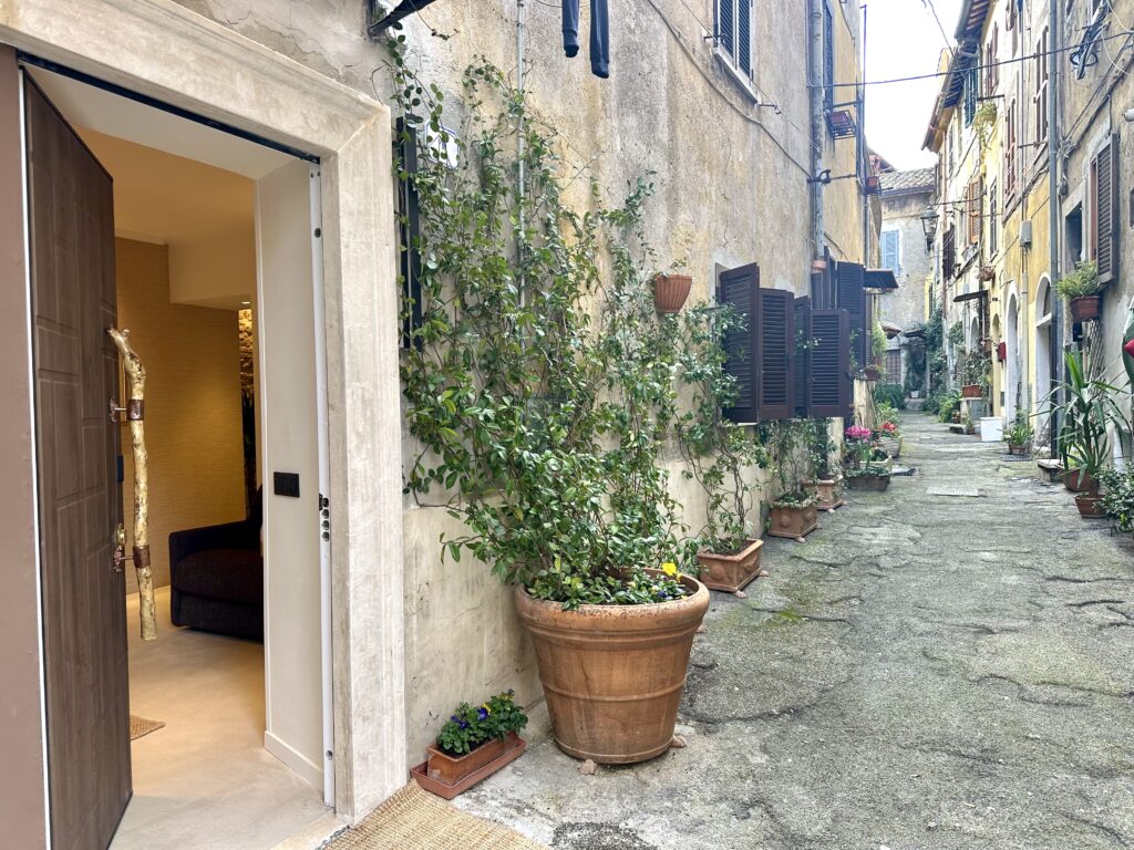 L'ingresso della Suite del Pittore nel vicolo del centro storico di Tivoli