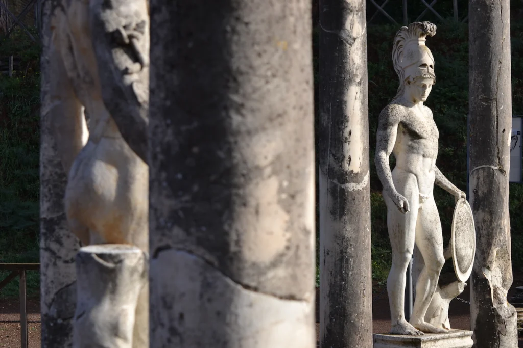 Il Canopo di Villa Adriana con le statue