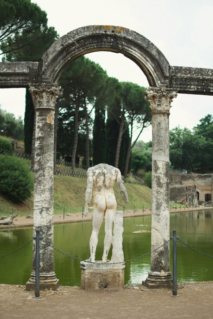 Statua sotto gli archi del Canopo a Villa Adriana