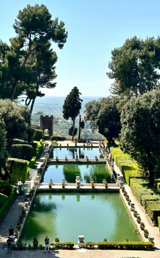 Le peschiere di Villa d'Este con vista sulla campagna