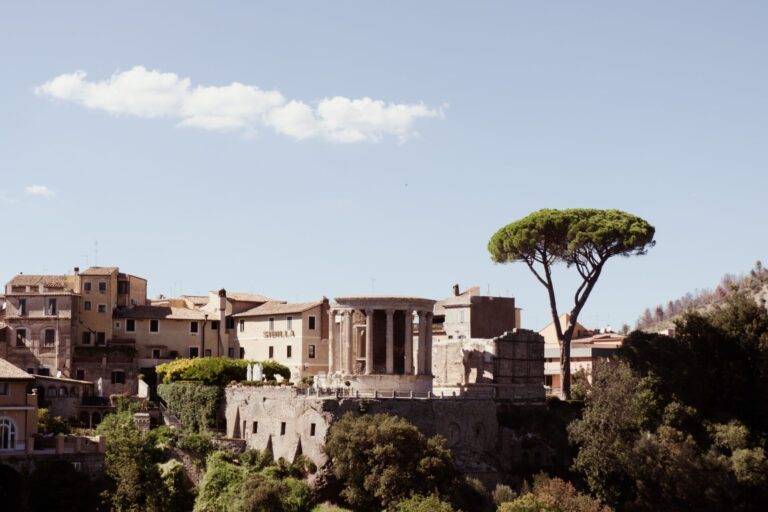 Il Tempio di Vesta sull'acropoli di Tivoli, sopra Villa Gregoriana