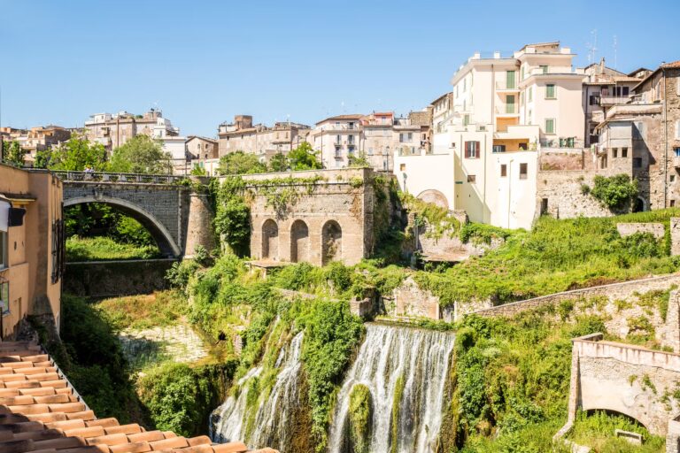 Le cascate di Villa Gregoriana sotto il centro storico di Tivoli